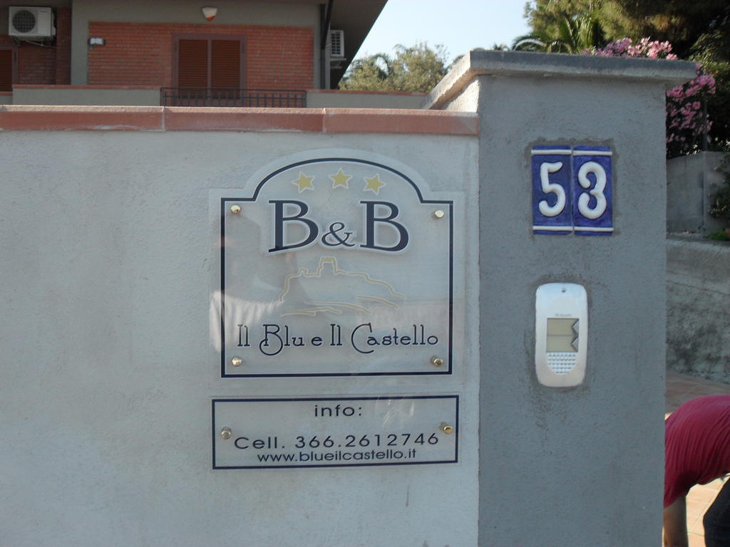 B&B Blu E Il Castello Aci Castello Esterno foto
